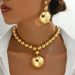 Venta al por mayor nueva moda de lujo oro plata tono declaración bola collar y pendientes negrita Glam conjunto de joyas para eventos especiales - Product Image 3