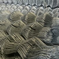 Rolgolfvormig metaaldraadgaashekwerk voor tuinrandafscherming en plantenklimondersteuning