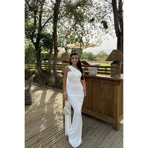 Robe blanche sans bretelles avec dentelle, perles, imprimé cristal, décoration, taille tombante - Product Image 3