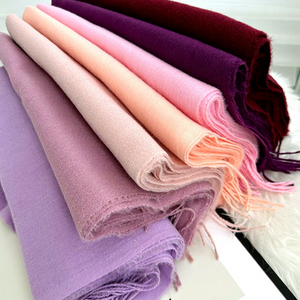 Écharpe triangulaire tricotée personnalisable en gros, couleur unie, confortable et chaude, pour femme, idéale pour l'automne, l'hiver et les pièces climatisées - Product Image 1