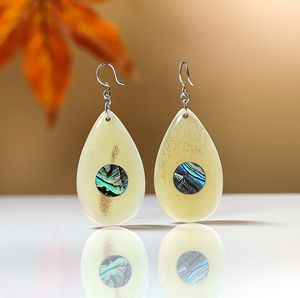 Boucles d'oreilles artisanales en corne de buffle polie naturelle, bijoux de déclaration fabriqués à la main au Vietnam par Minh Giang Craft - Product Image 1