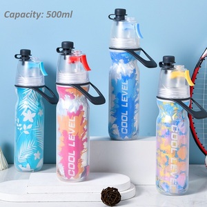 ขวดน้ำกีฬาแบบพ่นละออง ขนาด 500 มล. ผนังสองชั้น เก็บความเย็น ผลิตจากพลาสติก PE เป็นมิตรกับสิ่งแวดล้อม พร้อมฝาปิดสำหรับดื่มโดยตรงและหูหิ้วพกพาสะดวก - Product Image 1