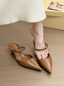 Zapatillas retro marrones de punta fina con diseño envolvente y medio talón para el trabajo, estilo de tacón fino, zapatos casuales de tacón bajo para el día a día. - Product Image 5