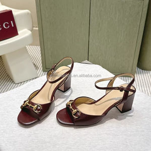 Zapatos de tacón alto Horsebit con punta cuadrada, de cuero vacuno marrón, tacón grueso, suela de cuero genuino italiano, sandalias retro elegantes y a la moda. - Product Image 1