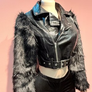 Nuova <span class=keywords><strong>Giacca</strong></span> in Pelle PU da Donna Autunno 2026, Casual, Manica Lunga, Patchwork, Stile Motociclista con Maniche in Pelliccia - Product Image 4