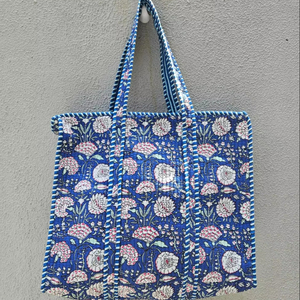 Bolso tote de algodón acolchado hecho a mano de estilo lujoso / Bolso floral reversible para uso diario de mujer - Product Image 1