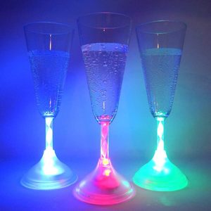 Flûtes de verres à <span class=keywords><strong>champagne</strong></span> <span class=keywords><strong>lumineuses</strong></span> à <span class=keywords><strong>LED</strong></span> de 7 oz pour la fête de mariage - Product Image 4