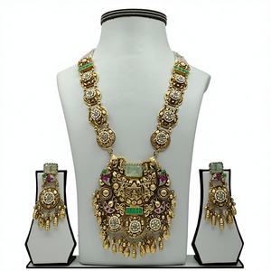 Conjunto de Collar de Oro Antiguo con Colgante Ornamentado y Pendientes Colgantes a Juego, Joyería Nupcial Tradicional - Product Image 1