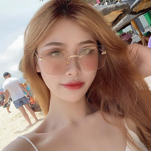 Nouvelles lunettes de soleil sans monture de style européen et américain, protection UV400, chaîne dorée, rivets à points, double gris, unisexe, verres carrés AC - Product Image 5