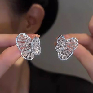 Pendientes de Mariposa en Oro Blanco con Cristales de Estrás y Engaste de Garra, Joyería de Moda Romántica para Mujer - Product Image 3