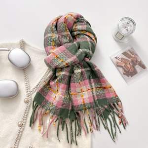 ผ้าพันคอไหมพรมลายตารางหมากรุกคุณภาพสูง อุ่น นุ่ม และเหนียว พร้อมพู่ห้อยยาวสำหรับผู้หญิง - Product Image 3