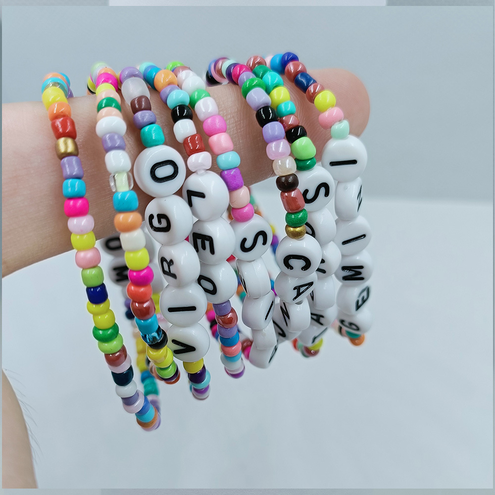 Coffret de 150 perles lettres et coeurs 7 mm pour bracelets amitié - Multicolore Coffret de 150 perles lettres et coeurs 7 mm pour bracelets amitié - Multicolore