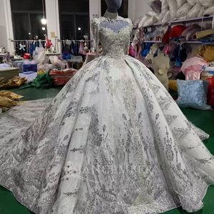 Robe de bal vintage Mc058 argentée et blanche avec appliques en cristal, franges perlées aux épaules, col bateau, traîne chapelle intégrée - Product Image 6