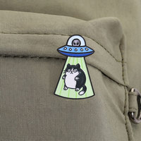 Épinglette en émail personnalisée OVNI Chat Abducté, Badge métallique Navire Spatial Extraterrestre, Épinglette de revers créative Chat Tuxedo, Bijou amusant, Cadeau