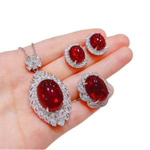 Nuovo Set di Ciondoli con Zirconi Rossi Simulati Effetto Sangue di Piccione, Superficie Liscia, Design Esagerato a Uovo di Piccione <span class=keywords><strong>XOXO</strong></span>, Placcato Oro 18K, Set Regalo da 4 Pezzi - Product Image 1