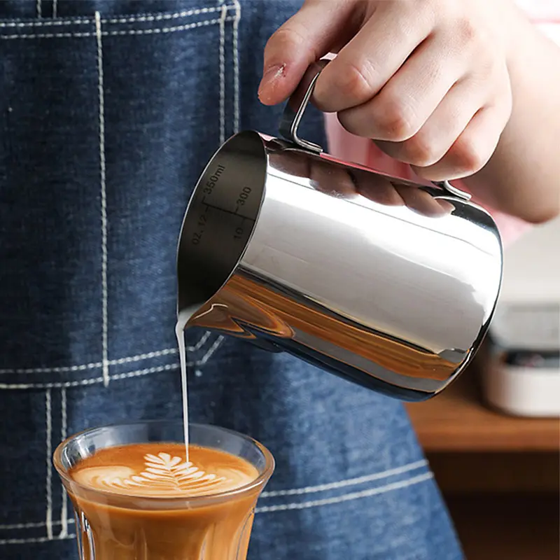 Benutzer definierte Barista Logo Metall 350 ml 700 ml Kaffee milch Dampf schäumer Tasse Latte Art Krug Edelstahl Milch krug mit Maß