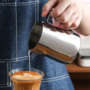 Özel Logo Logo Metal 350 ml 700 ml kahve süt buharda Steaming fincan ölçü ile Latte sanat sürahi paslanmaz çelik süt sürahi