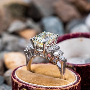 Anello di Fidanzamento Q205 per Donna con Diamante Taglio Smeraldo, Diamante Naturale, Stile Classico, Fascia in Oro Bianco 14K - Product Image 2