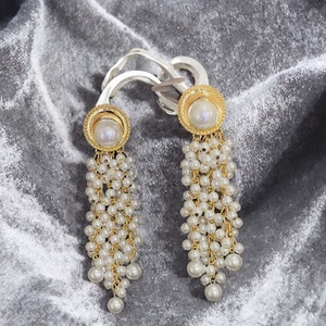 Boucles d'oreilles clous en argent vintage avec pompon perlé, style rétro, tendance féminine, niche, luxe léger, haut de gamme, vente en gros - Product Image 3