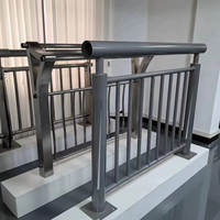 Rampe d'escalier contemporaine en aluminium thermolaqué pour appartement – Profil durable résistant à l'eau et à la rouille pour escalier de balcon