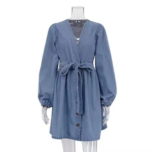 Vestidos de otoño al por mayor de alta calidad para mujer, vestido informal de mezclilla con cuello en V profundo y manga larga, vestido de mezclilla deslavada con efecto ácido. - Product Image 4