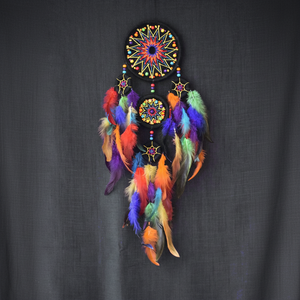 Vibrant néon arc-en-ciel plume dreamcatcher cerceau foncé macramé art mural décor suspendu, disponible aux prix de gros. - Product Image 1