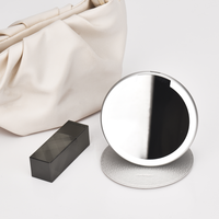 Miroir cosmétique portable circulaire pliable en métal avec cadre en cuir, lumière LED rechargeable, un seul côté, logo personnalisé