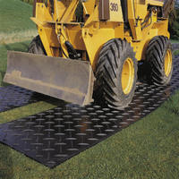 Tapis de protection de sol antidérapants en HDPE à installation facile avec découpe CNC, tapis de route temporaire portable pour chantier extérieur