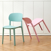 Chaise de restaurant multifonctionnelle en plastique de style nordique moderne avec dossier confortable et options personnalisables pour usage domestique et commercial