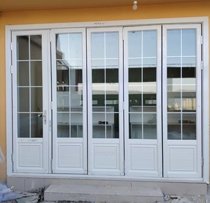Portes pliantes en verre modernes pour villas avec joint <span class=keywords><strong>d</strong></span>'étanchéité renforcé, robustesse supérieure et conception durable pour usage extérieur dans les hôtels et appartements - Product Image 6