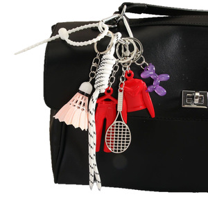 Porte-clés <span class=keywords><strong>pantalon</strong></span> pull en acrylique-Charme de sac de vêtements réaliste avec conception de chien ballon <span class=keywords><strong>raquette</strong></span> de badminton - Product Image 1
