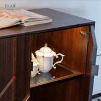 Buffet de style Old Money de conception italienne, en bois massif avec motif géométrique, pour la décoration de villas modernes