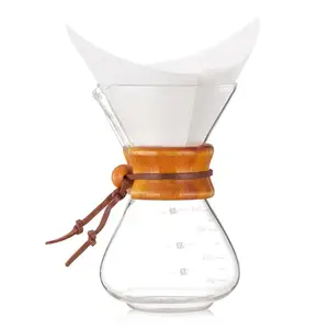 玻璃硼硅酸盐咖啡壶倒在咖啡机上，配有木柄