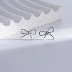Boucles d'oreilles personnalisées en argent sterling 925 avec un ours et un nœud, unisexe - Product Image 1