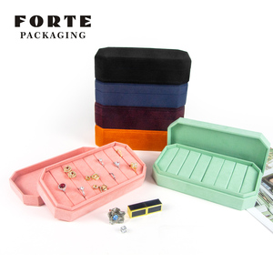 Caja de Joyería Octogonal de Terciopelo Verde Claro FORTE para Anillos y Pendientes, con Diseño Simple, Opción de Logotipo Personalizado y Tapa - Product Image 4