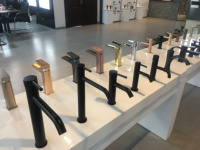 Robinet de lavabo monocommande Momali en laiton brossé doré avec cartouche céramique, à poser sur comptoir, mitigeur eau chaude et froide pour hôtel