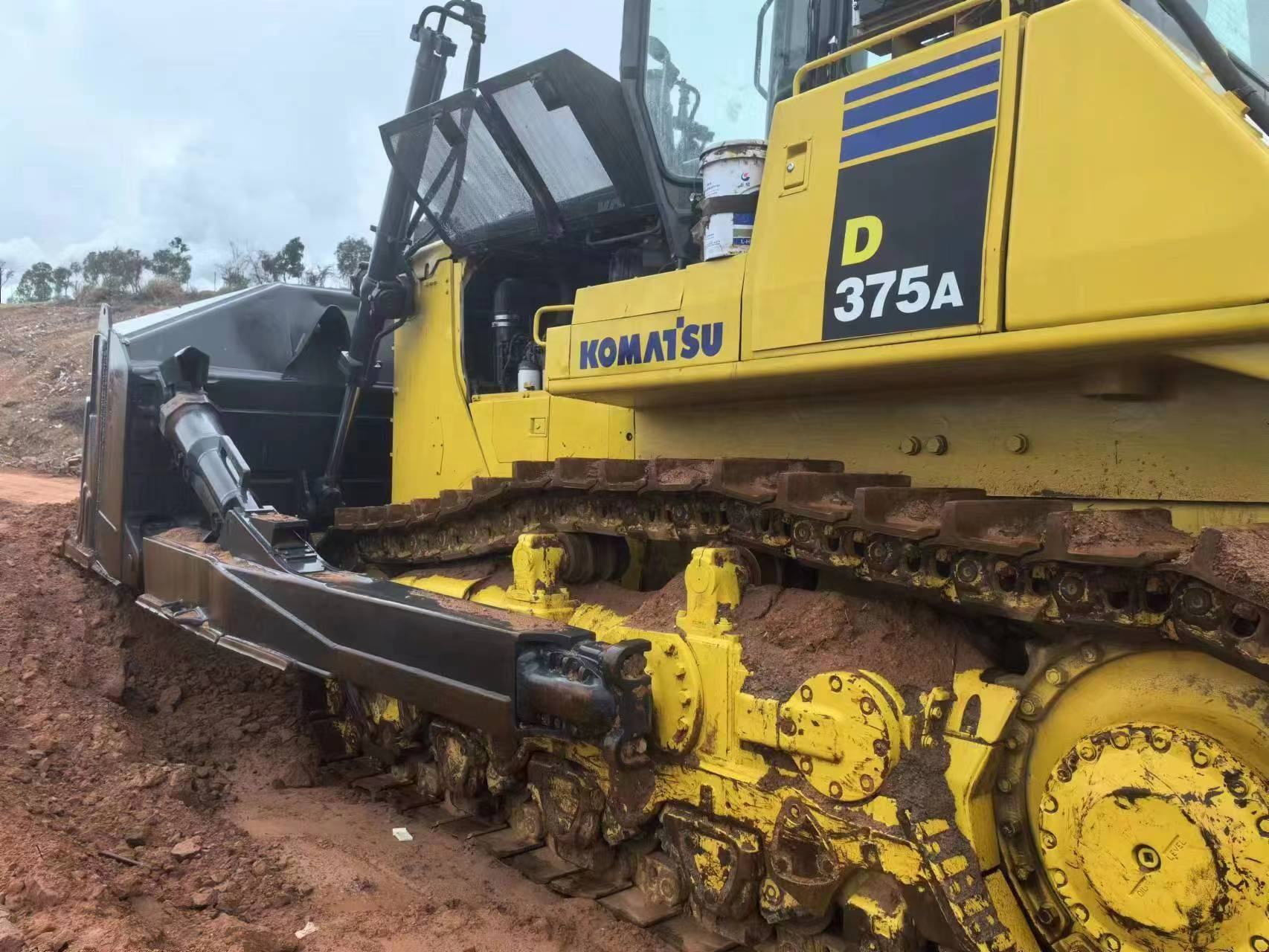 Komatsu D375 D375A-5 Crawler Bulldozer - High Power & Efficiency