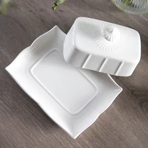 Yumuşak kavisli yükseltilmiş jantlı seramik tereyağı yemekleri beyaz kapak benzersiz kapak 7.5 inç parlak beyaz renk porselen tereyağı tabağı