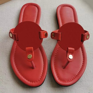 Nouvelles sandales plates à rivets en métal PU style 2026, tongs décontractées de plage, décor rond, chaussures de créateur pour femmes - Product Image 5