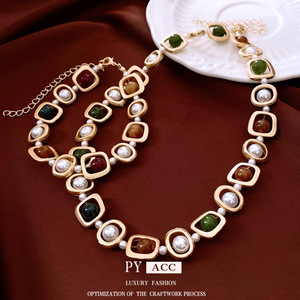 Set di Gioielli in Stile Corte Francese con Bracciale e Collana Vintage in Pietra e Perle Rotonde Cave per Donne - Product Image 1