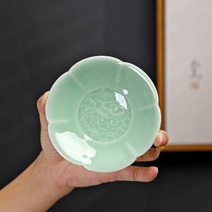 Assiette en céramique pour thé et pâtisserie, forme de fleur à six pétales, motif nuage porte-bonheur, pour utilisation en salon de thé ou lors de fêtes, origine Dehua - Product Image 1