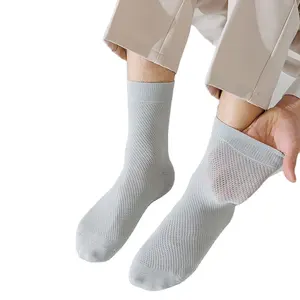 Xiangyi Custom 2024 schicke mittlere Mannschaft Socken Großhandel Anti-Pilling Baumwolle Netz atmungsaktiv dünn Frühjahr Sommer Geschäftsmannskleid Socke