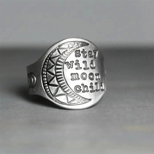 Anello con disco lunare inciso, unisex, tono argento antico, accessori moda vintage boho - Product Image 2