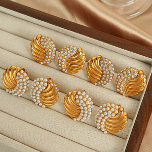 Pendientes de moda con forma de ala dorada con incrustaciones de perlas y diamantes para fiestas. - Product Image 1