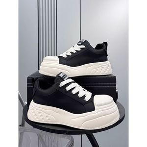 Vente en gros et au détail à l'étranger de baskets blanches super populaires, de baskets de marque tendance, et de baskets à talon invisible du fabricant. - Product Image 1