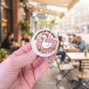 Porte-badge rétractable en acrylique personnalisé OEM/ODM avec perles en silicone, motif Silly Goose, pour infirmière, porte-badge <span class=keywords><strong>de</strong></span> travail amusant - Product Image 2