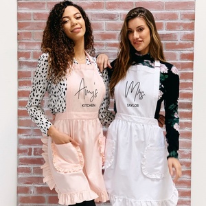 Tabliers personnalisés en polyester rose pour femmes, usage cuisine et salon, avec volants et poches, logo personnalisé, cadeau pour hôtesse, origine américaine - Product Image 4