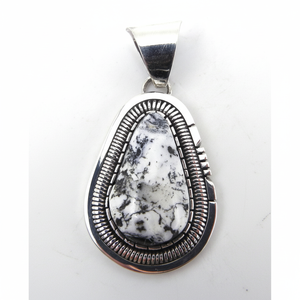 Pendentif Navajo Walter Vandever en argent sterling 925 avec buffle blanc et diamant pour cadeau ou fête - Product Image 1