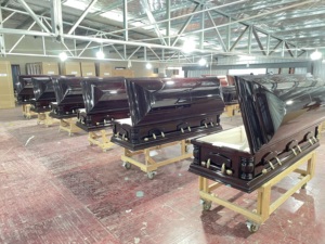 Casse Funebri in Legno Stile Americano Direttamente dalla Fabbrica, Ecologiche e Personalizzabili con Finitura in Legno Naturale - Product Image 6