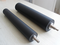Rouleau de caoutchouc résistant à l'usure composé sur mesure de taille personnalisée pour machines industrielles avec service de coupe